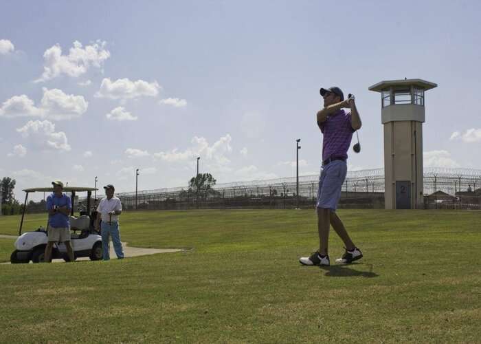 Muốn biết chơi golf trong nhà tù cảm giác thế nào? Hãy đến Prison View Golf Course!