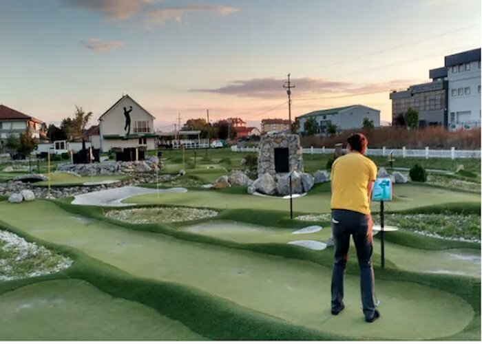 'Mắt chữ O, mồm chữ A ‘ trước 10 sân golf mini kỳ lạ nhất thế giới