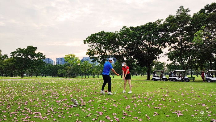 chơi golf tại Thana City Golf & Country Club Thái Lan