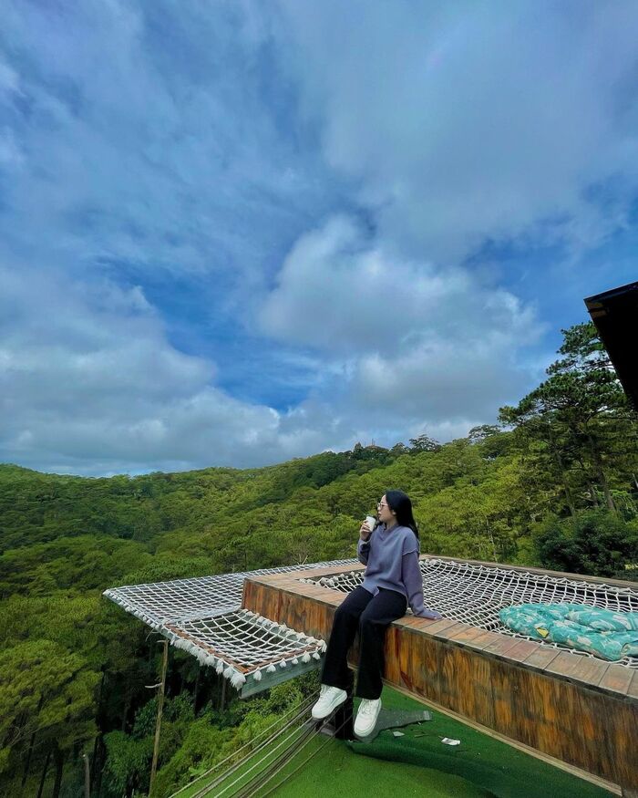 chiêm ngưỡng phong cảnh núi rừng thơ mộng ở quán cafe đẹp gần sân golf SAM Tuyền Lâm