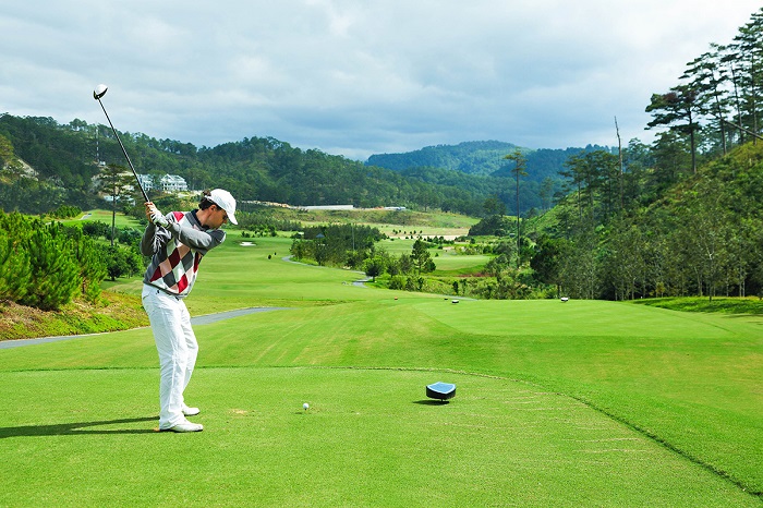 đánh golf tại sân golf Sam Tuyền Lâm Golf Club tại Đà Lạt