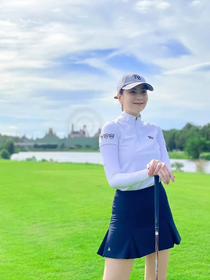 MC Mai Ngọc chơi golf