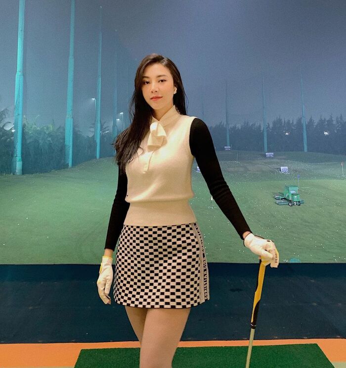 Hot girl Việt tiểu thư RMIT mặc váy ngắn áo tắm bốc lửa khi chơi môn thể  thao nhà giàu