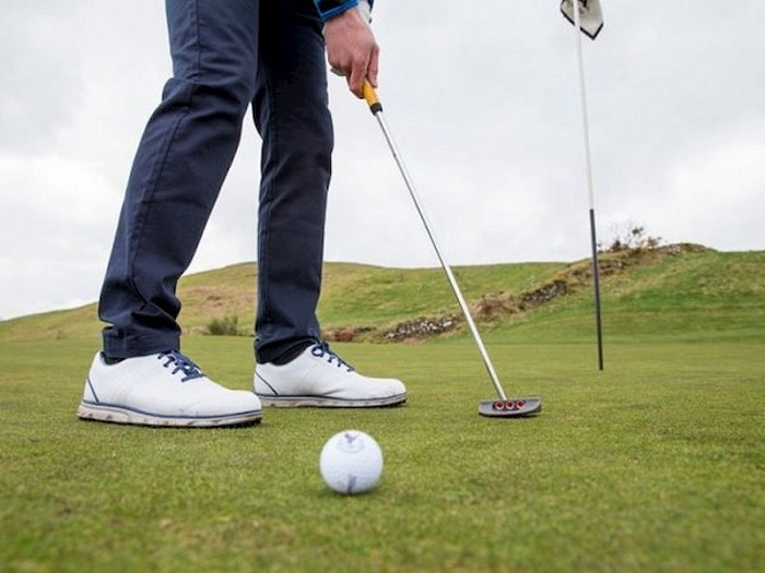 sử dụng bóng nhặt được trên sân là điều kiêng kỵ khi chơi golf