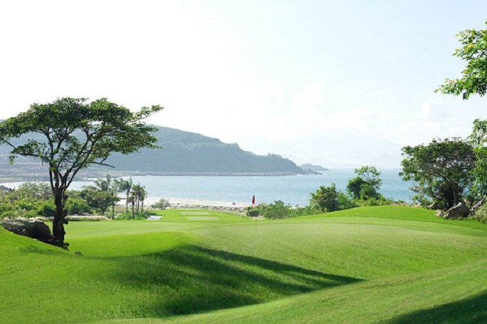 Sân golf Vinpearl Nha Trang là một trong những sân golf bên bờ biển đẹp nhất Đông Nam Á