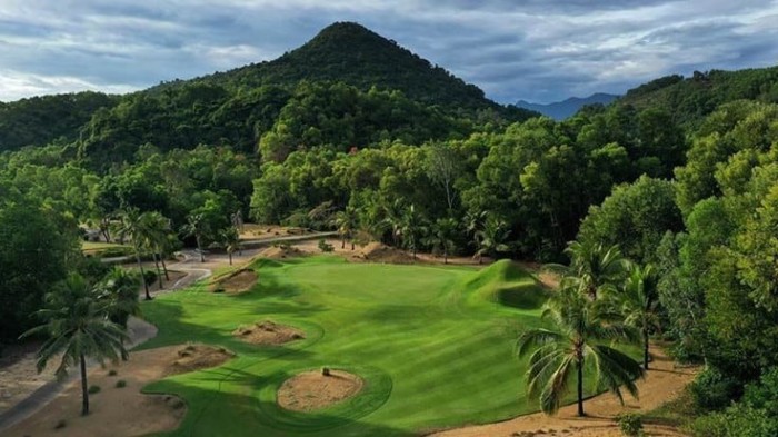 Sân golf Laguna Lăng Cô: ‘Người đẹp’ giữa núi cao và biển rộng