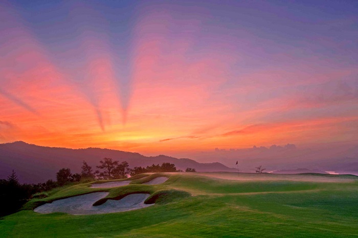 sân golf lớn nhất thế giới dưới ánh hoàng hôn