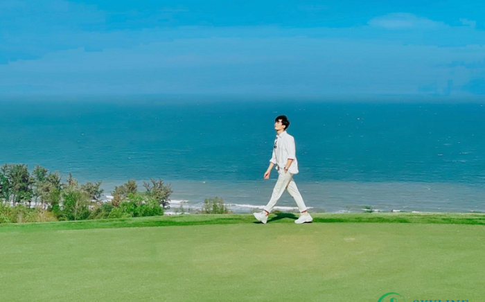 View ngắm vịnh biển tuyệt đẹp từ trên đồi cao tại sân golf PGA Novaworld Phan Thiết