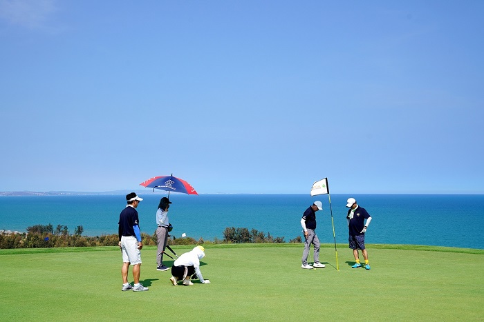 View ngắm vịnh biển tuyệt đẹp từ trên đồi cao tại sân golf PGA Novaworld Phan Thiết
