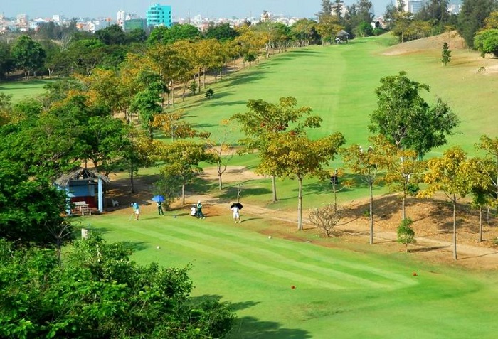 sân golf Vũng Tàu Paradise rợp bóng cây xanh