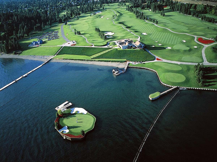 sân golf nằm giữa hồ
