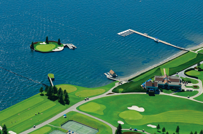 sân golf nằm giữa hồ