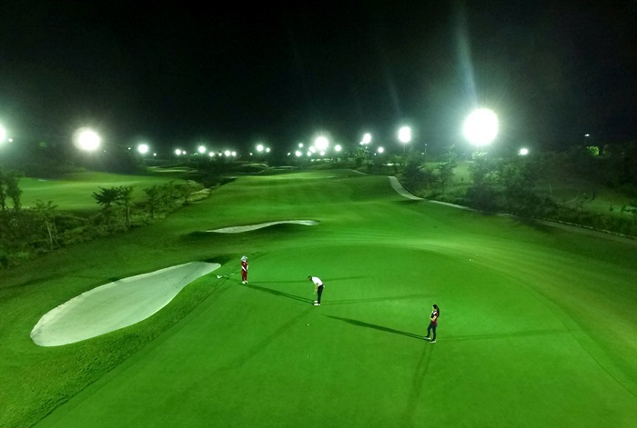 những lợi ích của chơi golf vào ban đêm mà không phải golfer nào cũng biết