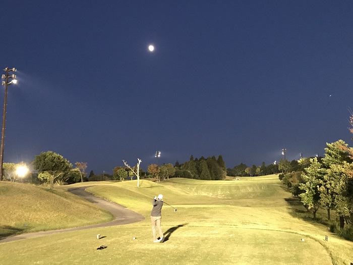 những lợi ích của chơi golf vào ban đêm mà không phải golfer nào cũng biết