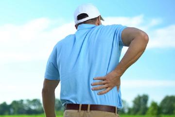 Bị đau lưng khi chơi golf? Nguyên nhân và cách khắc phục