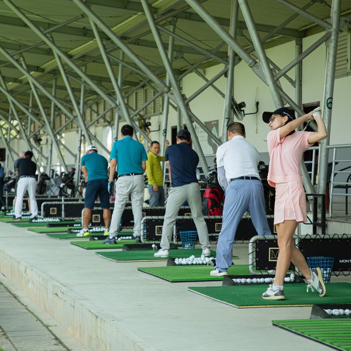 sân tập golf ở Quảng Nam cung cấp 30 thảm tập có mái che