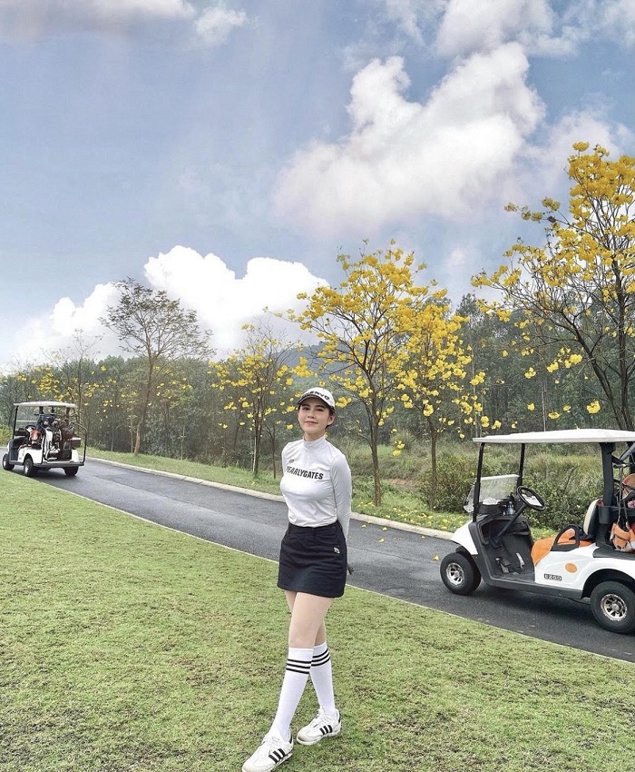 MC Thu Hoài mê chơi golf có tiếng, thường xuyên đăng ảnh chơi golf cùng chồng giám đốc khiến dân tình không khỏi ghen tị