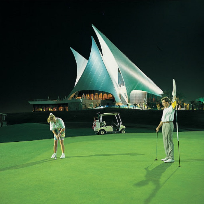 trải nghiệm golf đêm ở Dubai
