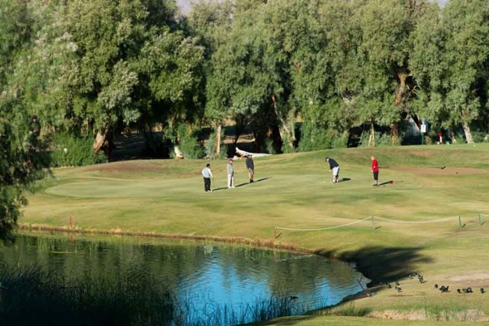 Furnace Creek Golf Course: Ốc đảo giữa Thung lũng Chết