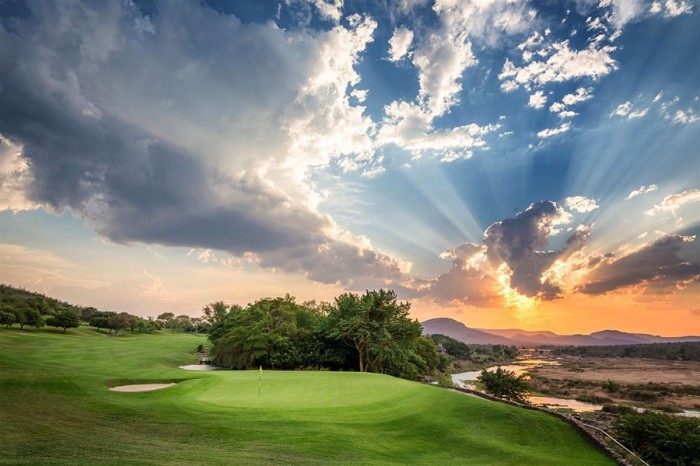 Leopard Creek Country Club ở Nam Phi: Chơi golf giữa… cá sấu và báo
