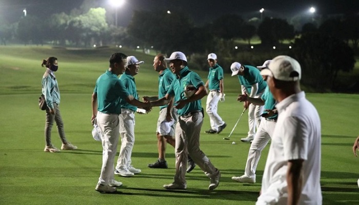 Các golfer tranh tài giữa màn đêm trong buổi outing ra mắt câu lạc bộ golf T74