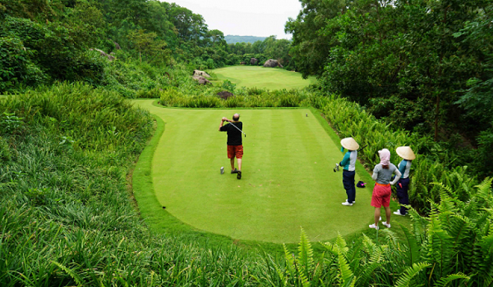 Sân golf Laguna Lăng Cô - một trong những sân golf đắt nhất Việt Nam