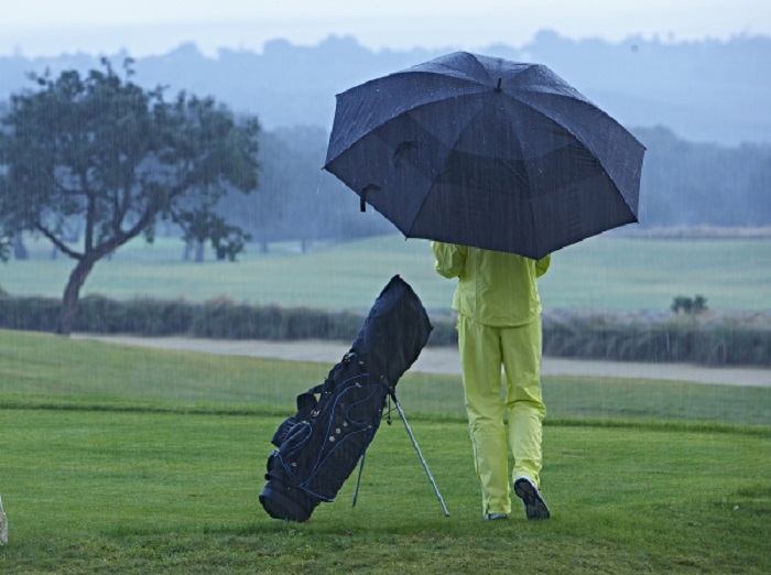 kinh nghiệm đánh golf trời mưa