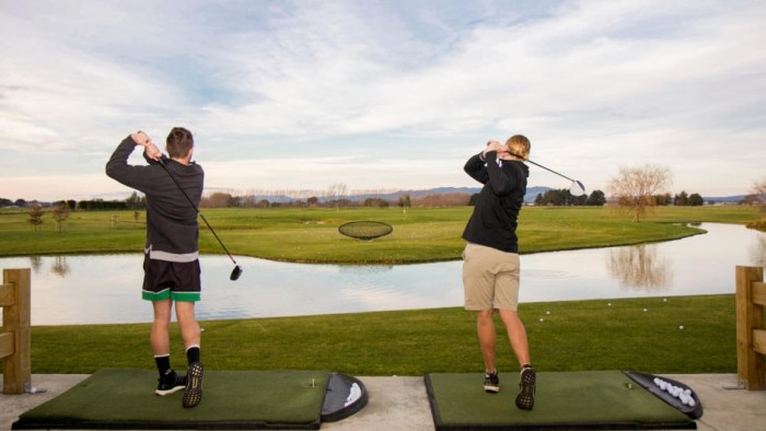 Mặc gì khi đến sân tập golf? Thoải mái là tiêu chí hàng đầu!