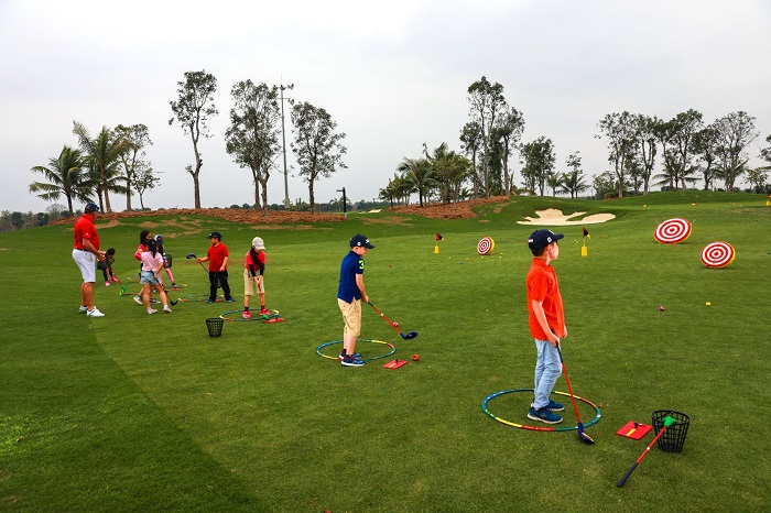 những thông tin về khóa học golf cho trẻ em 