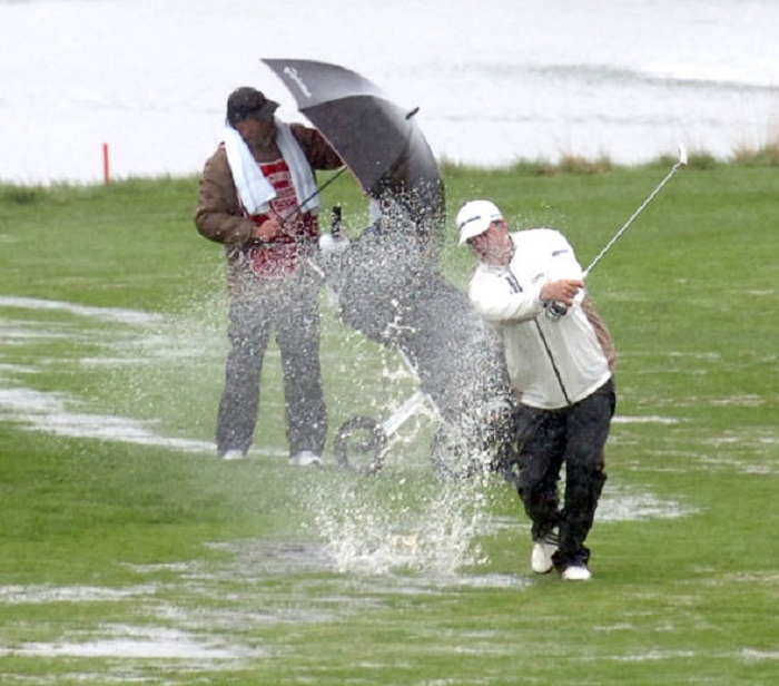 phụ kiện chơi golf ngày mưa