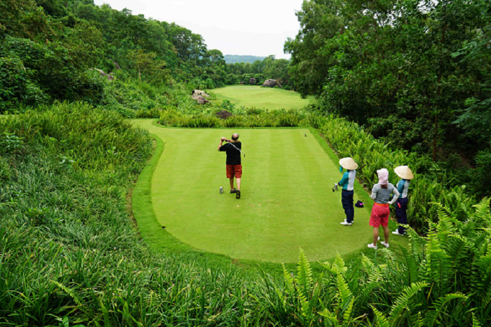 Sân golf Laguna Lăng Cô - nằm trong danh sách sân golf Việt Nam nổi tiếng