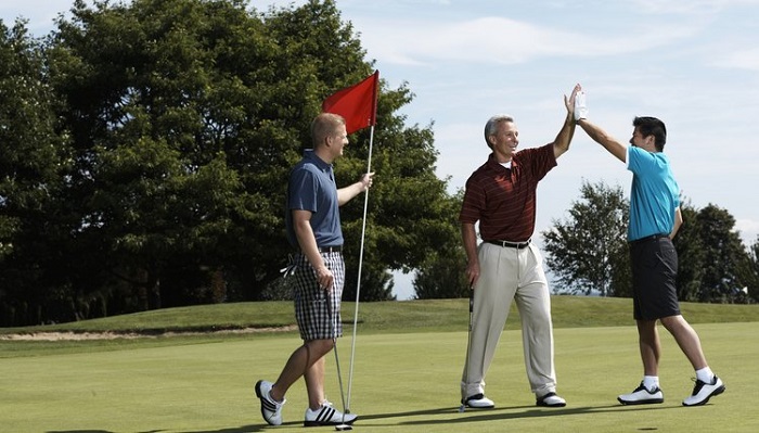những cách ứng xử trên sân golf mà người chơi nên biết 