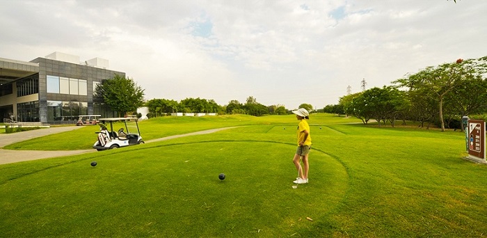 DLF Golf & Country Club - sân golf ở New Delhi