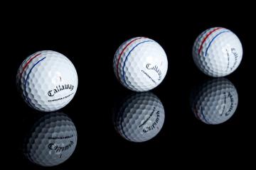 Bóng golf Callaway Chrome Soft X có thiết kế độc đáo với đường kẻ ba vạch
