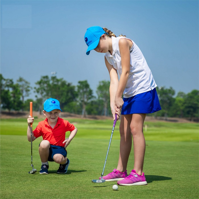 trẻ em chơi golf